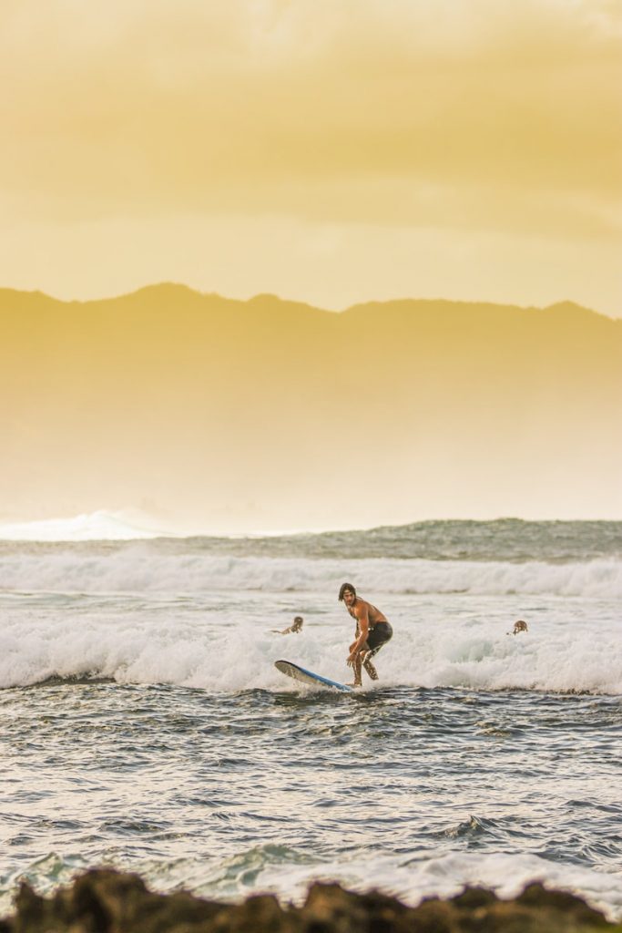 beginner surf spots in oahu